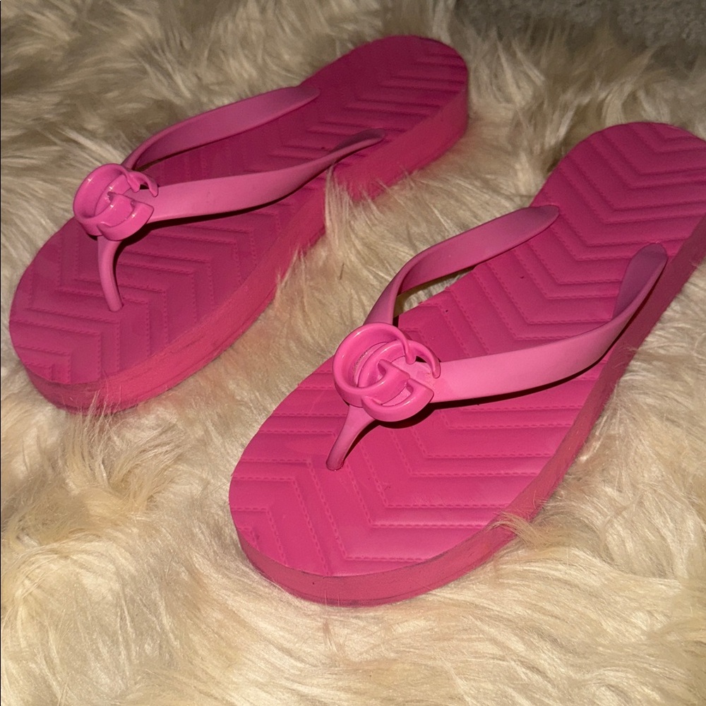 AUTHENTIC Gucci Pink GG Logo Quilted Sandals